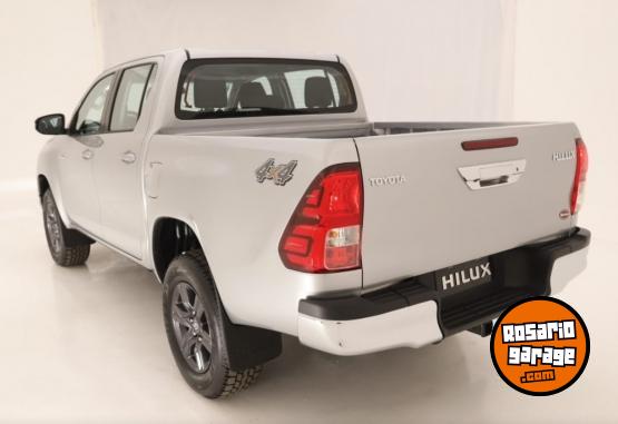 Camionetas - Toyota Hilux 4X4 SR 2023 Diesel 10Km - En Venta