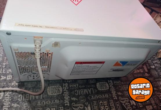 Hogar - Microondas Whirlpool modelo WMS205S 20 litros Impecable!!! - En Venta