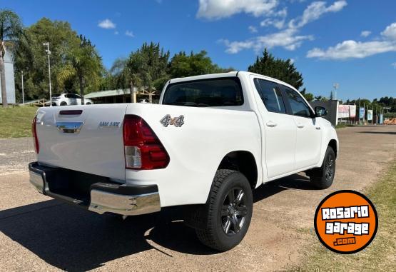 Camionetas - Toyota HILUX 2.8 SR MT- AT 2025 Diesel 0Km - En Venta
