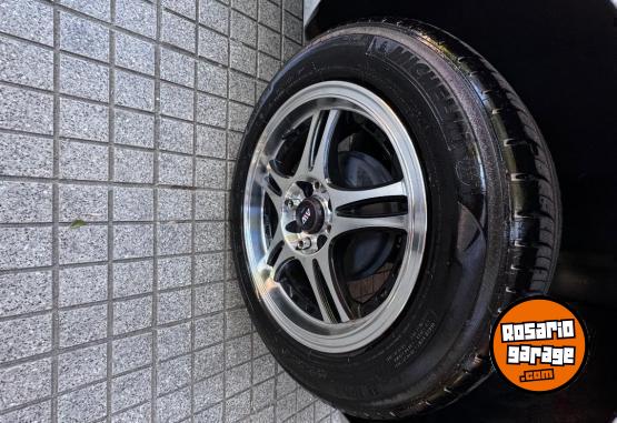 Autos - Ford Fiesta Kinectic S plus 2017 Nafta 80000Km - En Venta