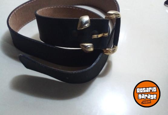 Indumentaria - SE VENDE DOS CARTERAS DE  CUERINA NEGRA Y DOS CINTOS  DE MUJER - En Venta