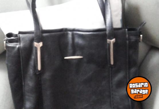 Indumentaria - SE VENDE DOS CARTERAS DE  CUERINA NEGRA Y DOS CINTOS  DE MUJER - En Venta