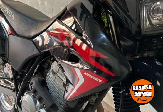 Motos - Honda Tornado 2022 Nafta 6000Km - En Venta