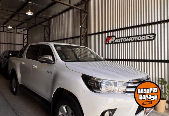 Camionetas - Toyota Hilux srv 2017 Nafta 192000Km - En Venta