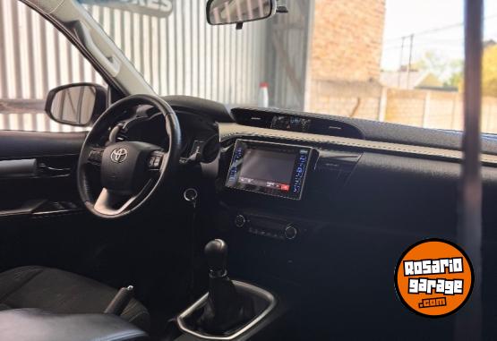 Camionetas - Toyota Hilux srv 2017 Nafta 192000Km - En Venta