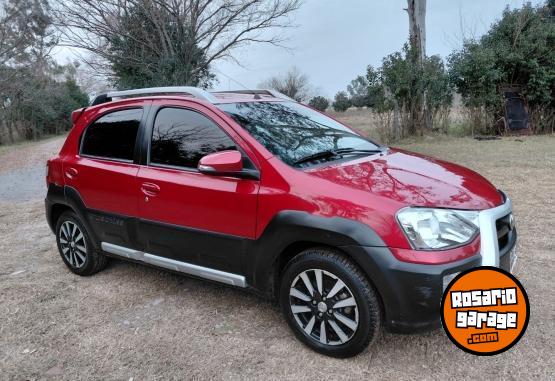 Autos - Toyota Etios cross 2016 Nafta 110000Km - En Venta