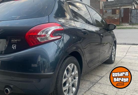 Autos - Peugeot 208 Allure Touchscreen 2015 Nafta 109000Km - En Venta