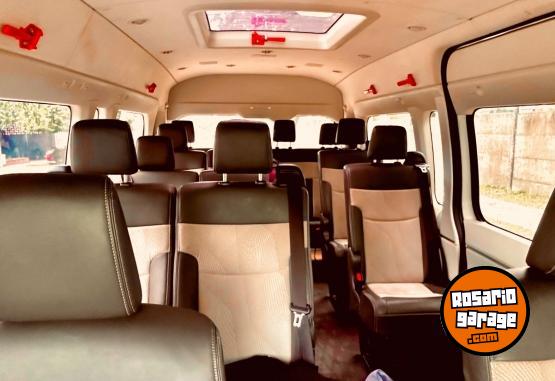 Utilitarios - Toyota Hiace conmuter 2021 Diesel 130000Km - En Venta
