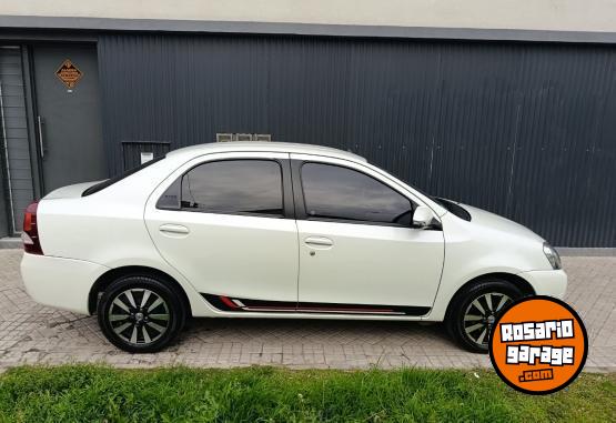 Autos - Toyota ETIOS PLATINUM 2015 Nafta 122000Km - En Venta