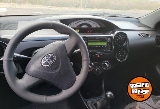 Autos - Toyota Etios 2014 Nafta 139000Km - En Venta