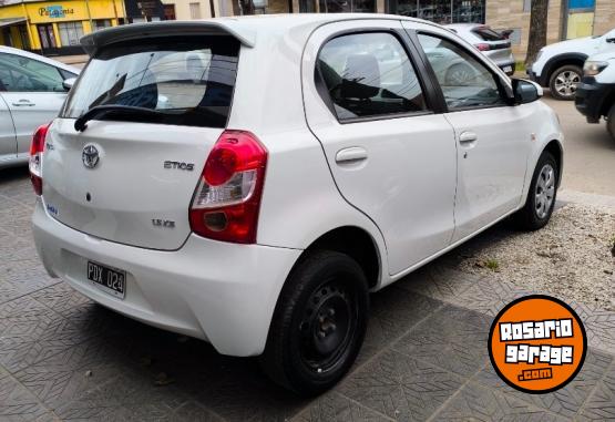 Autos - Toyota Etios 2015 Nafta 125000Km - En Venta