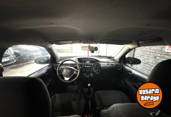 Autos - Toyota Etios 2016 Nafta 180000Km - En Venta