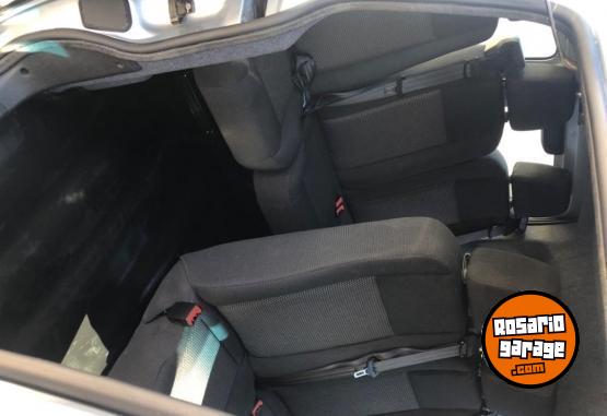 Utilitarios - Peugeot Partner 7 asientos 2021 Nafta 97000Km - En Venta