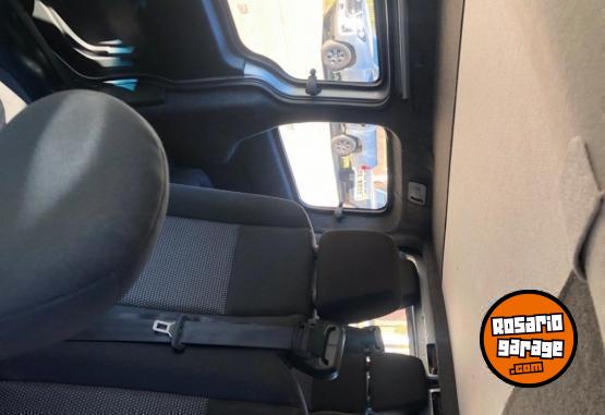 Utilitarios - Peugeot Partner 7 asientos 2021 Nafta 97000Km - En Venta
