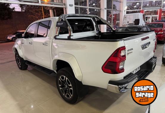 Camionetas - Toyota Hilux SRX AT 4X2 2025 Diesel 17700Km - En Venta