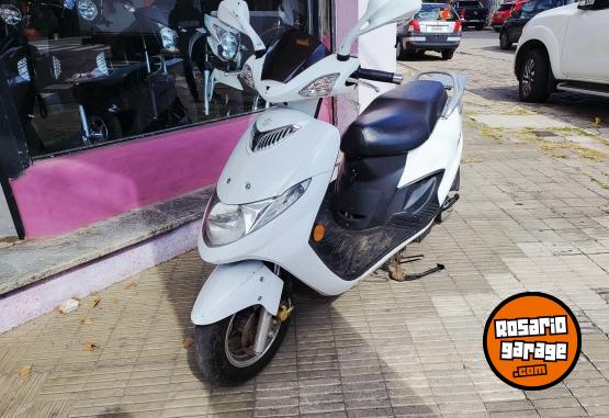 Motos - Suzuki 125 2017 Nafta 15000Km - En Venta