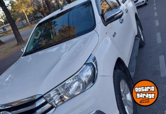 Camionetas - Toyota HILUX SRV 2017 Diesel 140000Km - En Venta