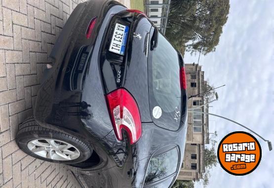 Autos - Peugeot 208 Allure Touchscreen 2016 Nafta 130000Km - En Venta