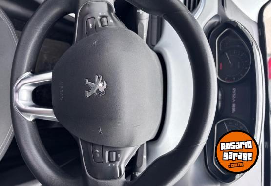 Autos - Peugeot 208 Allure Touchscreen 2016 Nafta 130000Km - En Venta