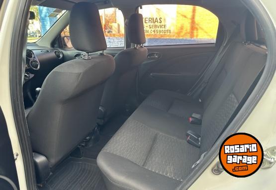 Autos - Toyota Etios XLS 5 ptas 2015 Nafta 120000Km - En Venta
