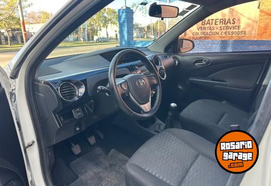 Autos - Toyota Etios XLS 5 ptas 2015 Nafta 120000Km - En Venta