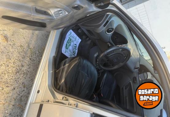 Autos - Ford Fiesta ambiente 1.6 2004 Nafta 165000Km - En Venta