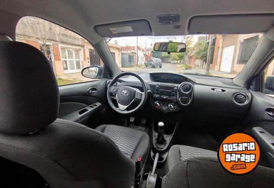 Autos - Toyota ETIOS XLS 2015 Nafta 99400Km - En Venta