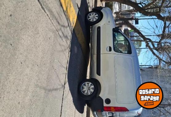 Utilitarios - Renault Kangoo 2017 GNC 99800Km - En Venta