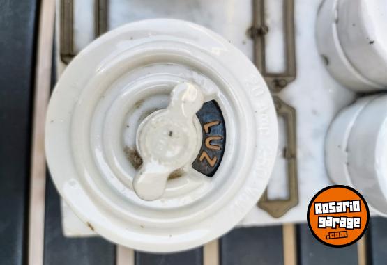 Hogar - LIQUIDO ANTIGUO TABLERO VINTAGE DE FUSIBLES Y AISLADOR ELECTRICO DE PORCELANAS - En Venta