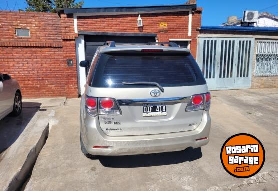 Camionetas - Toyota Hilux sw4 4x2 2014 GNC 200000Km - En Venta