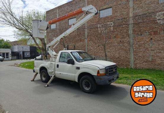 Camiones y Gras - Ford Duty con hidrogrua - En Venta