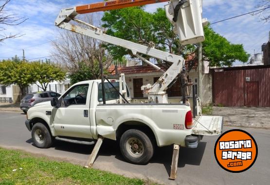 Camiones y Gras - Ford Duty con hidrogrua - En Venta