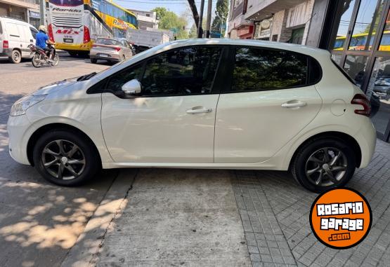 Autos - Peugeot 208 allure touchscreen 2015 Nafta 100000Km - En Venta