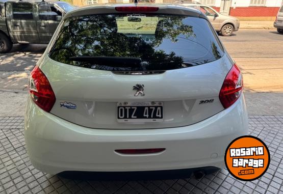 Autos - Peugeot 208 allure touchscreen 2015 Nafta 100000Km - En Venta