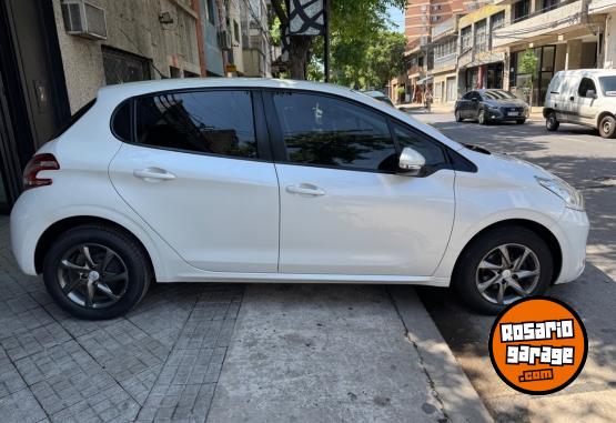 Autos - Peugeot 208 allure touchscreen 2015 Nafta 100000Km - En Venta