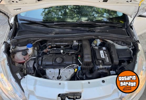 Autos - Peugeot 208 allure touchscreen 2015 Nafta 100000Km - En Venta