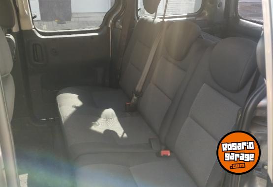 Utilitarios - Peugeot Partner patagonica 2017 Diesel 117000Km - En Venta