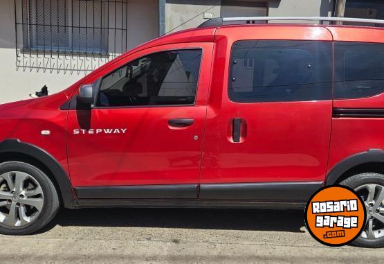 Utilitarios - Renault Kangoo stepway 2022 GNC 97000Km - En Venta