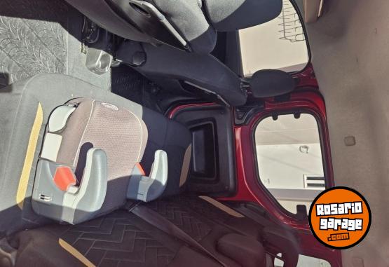 Utilitarios - Renault Kangoo stepway 2022 GNC 97000Km - En Venta