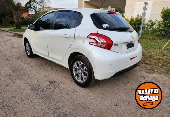Autos - Peugeot 208 Allure Touchscreen 2015 Nafta 94000Km - En Venta