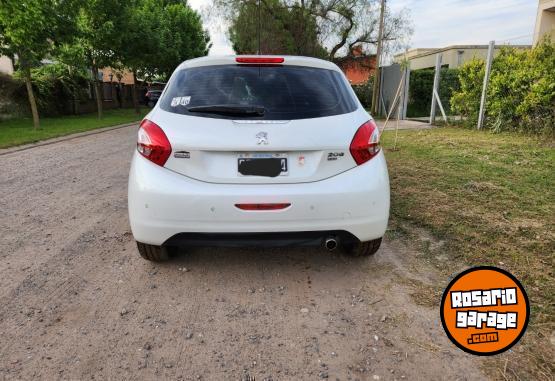 Autos - Peugeot 208 Allure Touchscreen 2015 Nafta 94000Km - En Venta