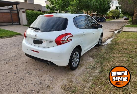 Autos - Peugeot 208 Allure Touchscreen 2015 Nafta 94000Km - En Venta
