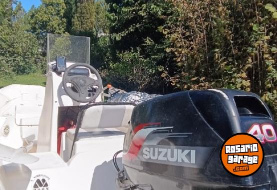 Embarcaciones - DUEÑO VENDO SEMIRRIGIDO MOON CON MOTOR SUZUKI 40 HP (NO PERMUTO) - En Venta