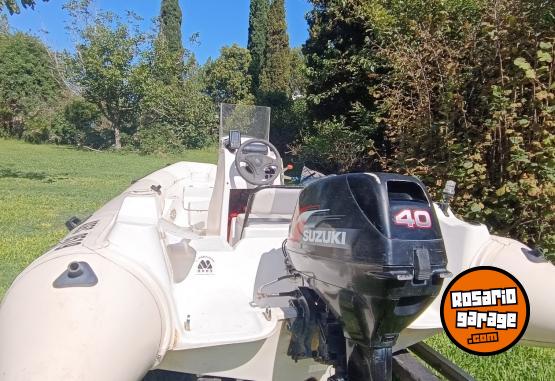 Embarcaciones - DUEÑO VENDO SEMIRRIGIDO MOON CON MOTOR SUZUKI 40 HP (NO PERMUTO) - En Venta