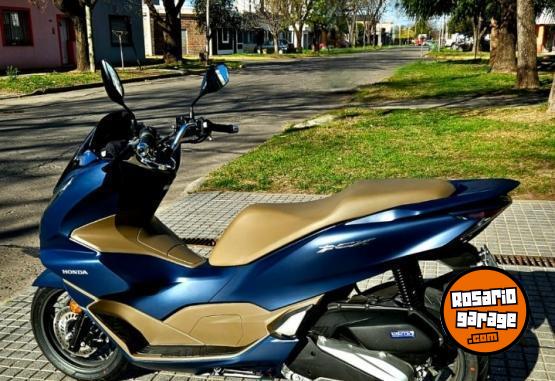Motos - Honda PCX DELUXE 2024 Nafta 2800Km - En Venta