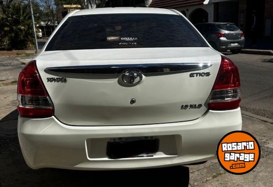 Autos - Toyota Etios 2015 Nafta 130000Km - En Venta