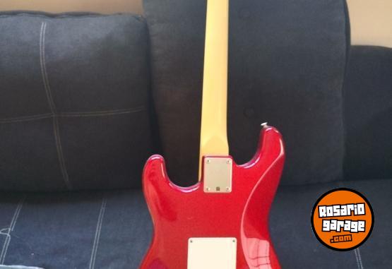 Instrumentos Musicales - Guitarra eléctrica Fender Squire y amplificador Marshall 15 w - En Venta
