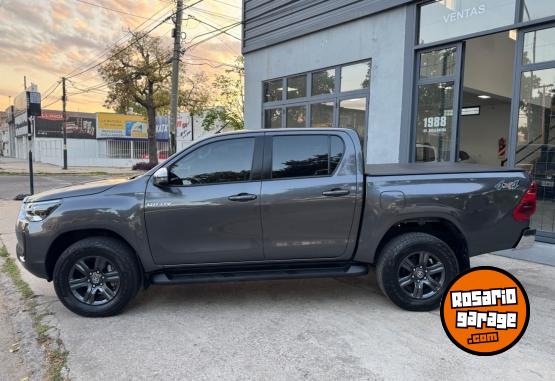 Camionetas - Toyota Hilux SRV 2023 Diesel 45000Km - En Venta