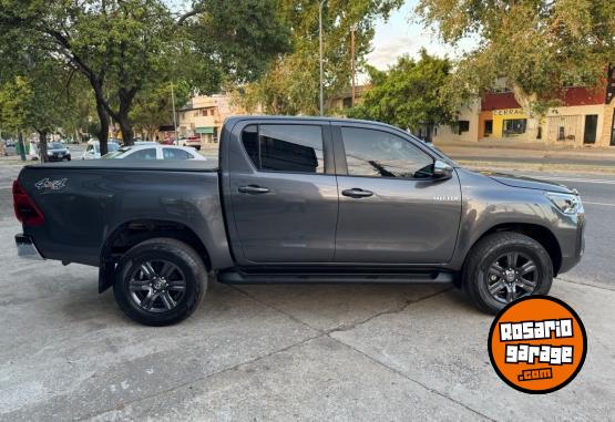 Camionetas - Toyota Hilux SRV 2023 Diesel 45000Km - En Venta