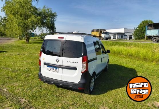 Utilitarios - Renault Kangoo emotions 5 asiento 2023 GNC 91000Km - En Venta